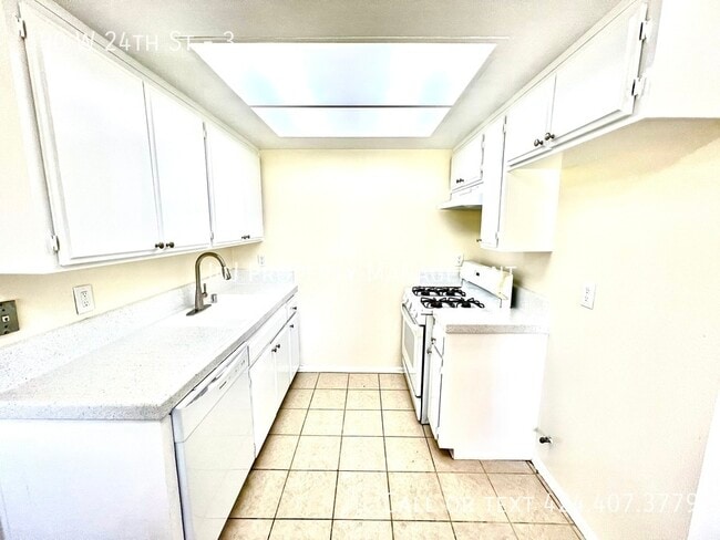 Building Photo - 590 W 24th St Unit 3