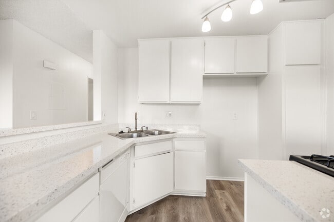 2BR, 2BA - 864 SF - Kitchen - Kirby Gardens Apartments