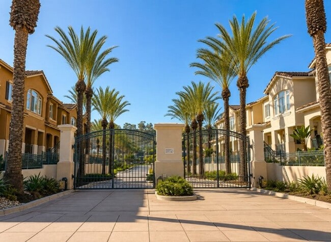 Building Photo - 910 Camino De La Reina