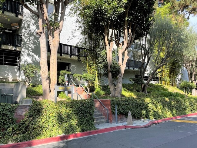 Building Photo - Luxury Living at The Estates Condominium Complex – 2 Bedroom, 2 Bathroom Unit 211
