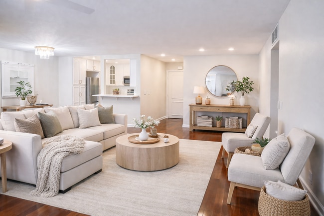 Building Photo - 10425 Caminito Cuervo Unit 216