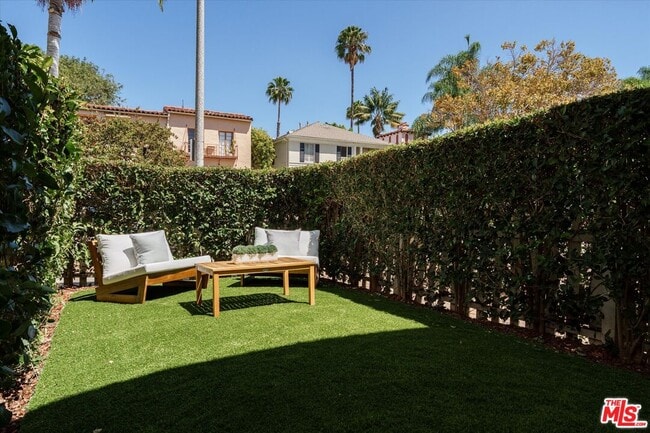 Photo - 215 S Poinsettia Pl