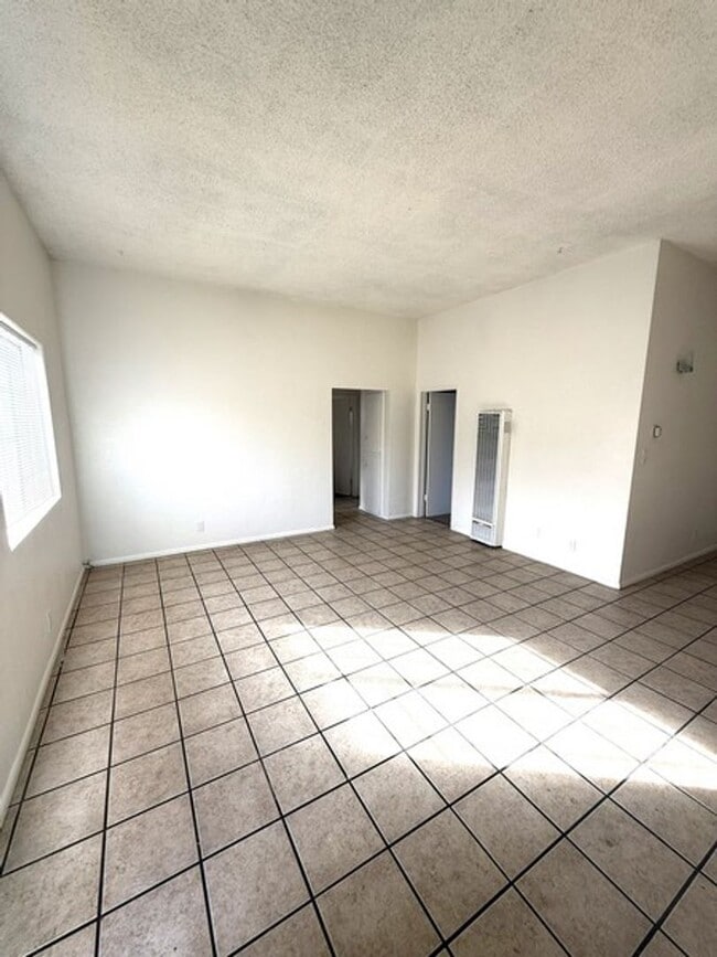 Building Photo - Completely renovated 3 bedroom apartment with a patio Unit 4526D