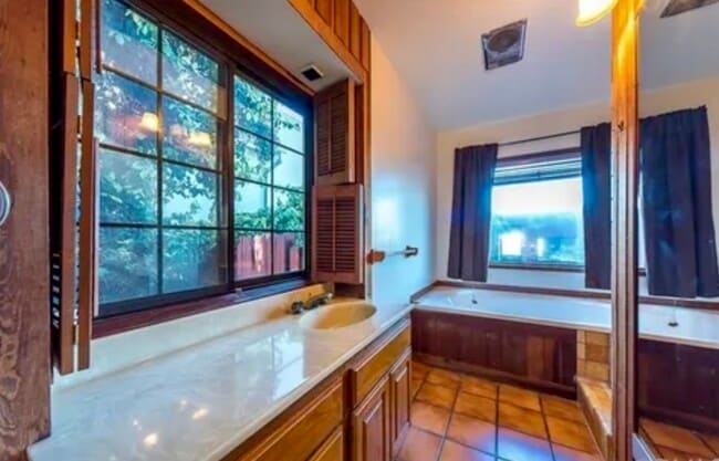 Building Photo - 7506 Earldom Ave