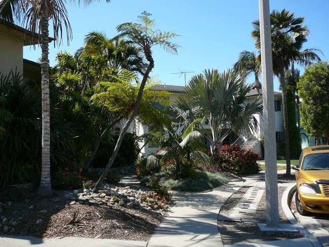 Front of building - 3056 Luna Dr Unit Studio