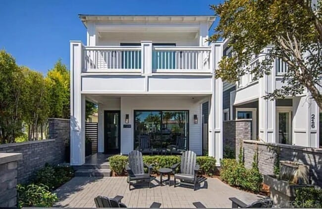 Building Photo - 218 J Ave