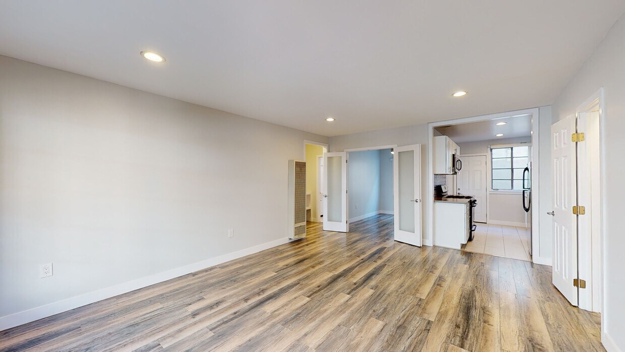 3D Tour - 970 N. Serrano Ave.
