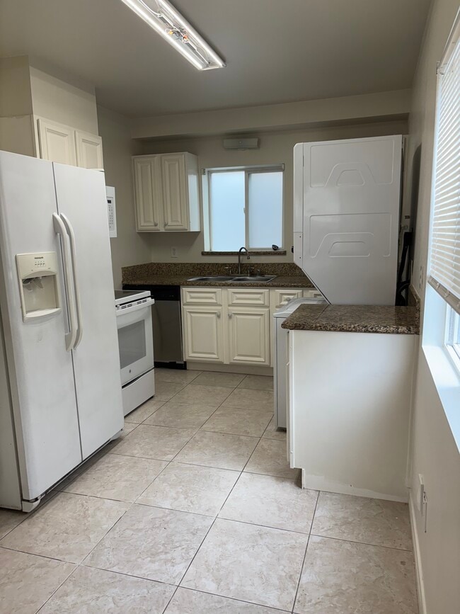 Full view kitchen - 1220 Pacific Beach Dr