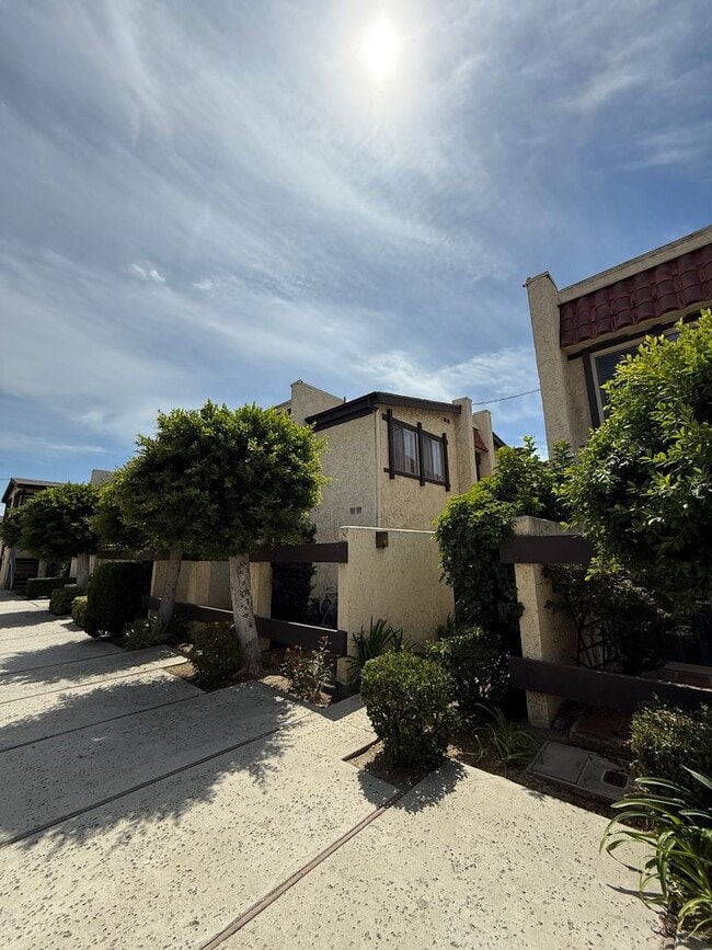 Building Photo - Bright and Airy 2 Story 2 BR/1.5BA townhom... Rental