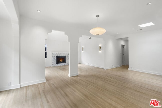 Photo - 435 Westmount Dr