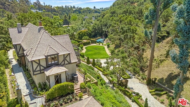 Building Photo - 1957 Mandeville Canyon Rd