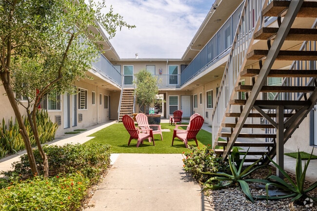 Courtyard - 822 N. Inglewood Ave
