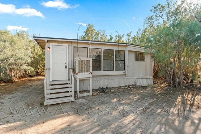 Building Photo - Affordable 2 Bedroom with Yard Space & Functional Layout Unit MANU