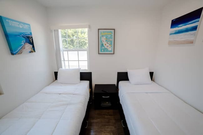 Building Photo - 14836 Archwood St Rental