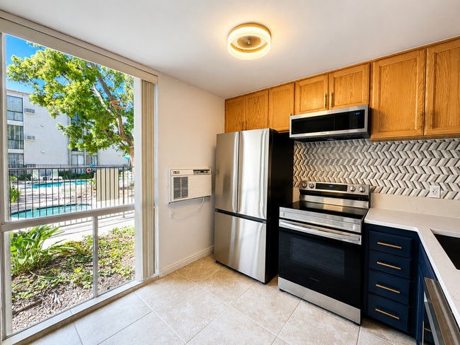 Building Photo - 6930 Hyde Park Dr Unit 108
