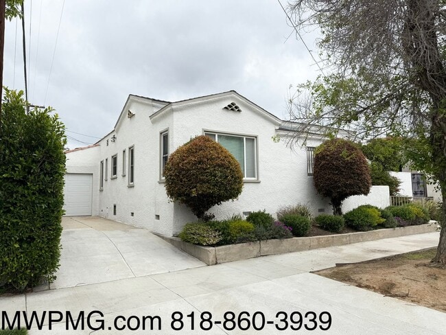 Ideally situated 2-Bed 2-Bath HOME - Ideally situated 2-Bed 2-Bath HOME