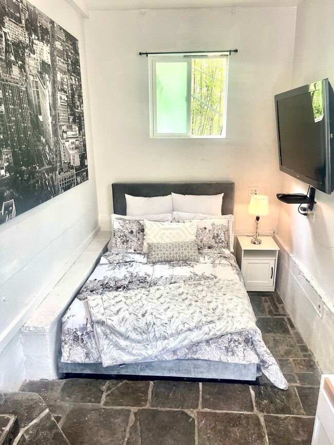 bedroom 1 - 2366 Nichols Canyon Rd