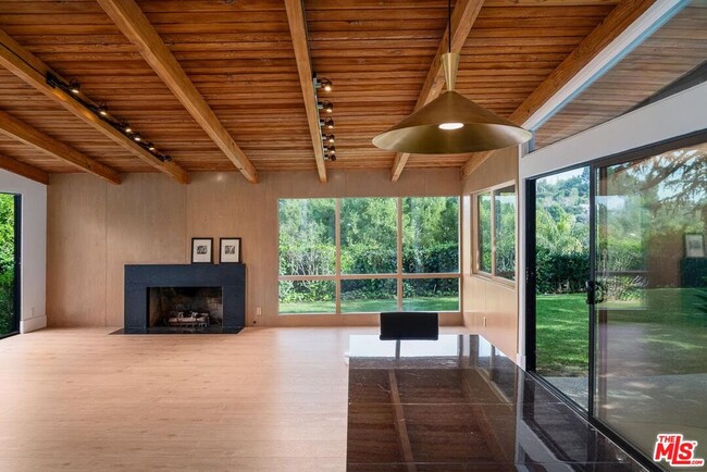 Photo - 15434 Mulholland Dr House