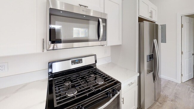 Photo - 4BD/2BA, Balcony Views!!