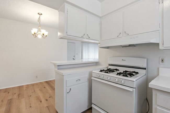 Photo - 744 S Windsor Blvd Unit 08