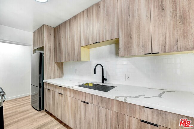 Photo - 308 S Reeves Dr Unit 310C