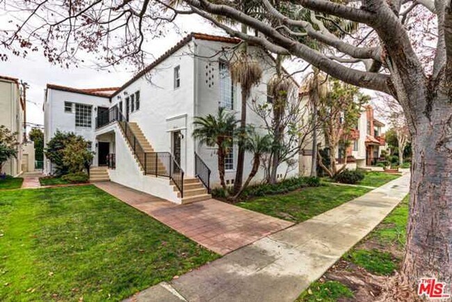 Building Photo - 320 S Reeves Dr Unit 322B