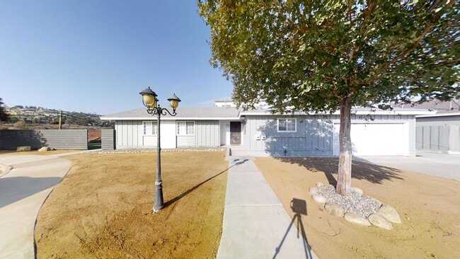 Building Photo - Newly Remodeled 4BD/2BA