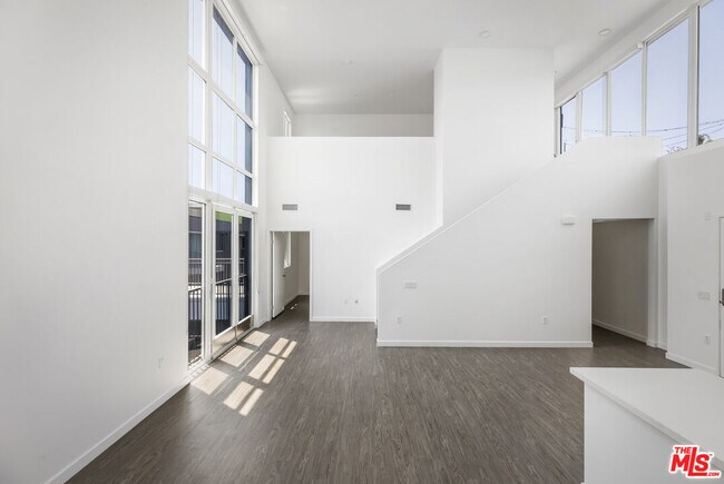 Photo - 5750 Hollywood Blvd Unit 735