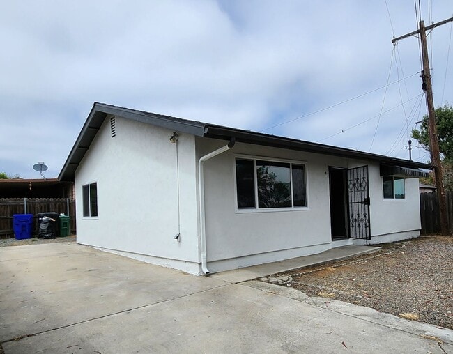 Building Photo - Golden Hill 2 bedroom 1 bath remodeled Single family Home 2595.00
