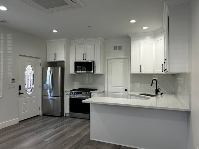 Building Photo - 3838 Balmont St Unit 2