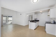 2BR, 2BA - 890SF - Living Room - 515 S Harvard Blvd