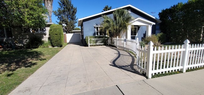2 Bed / 1 Bath Home with Gorgeous Backyard... - 2 Bed / 1 Bath Home with Gorgeous Backyard...