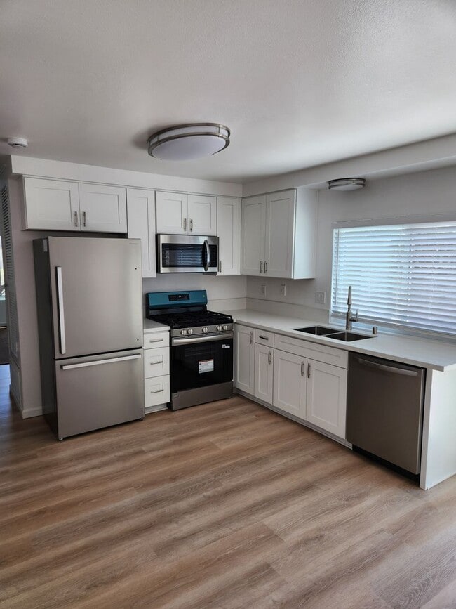 Building Photo - Tierrasanta 3 bed 2 ba Townhouse with Canyon View
