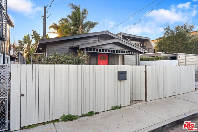 Photo - 2009 Dell Ave