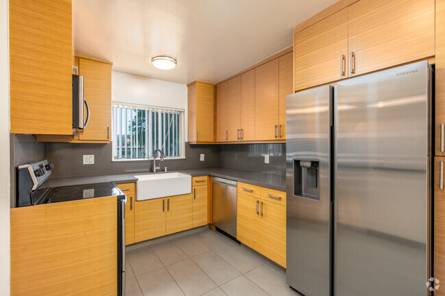 2BR, 2BA - 1,100SF - Kitchen - 11924-11934 Riverside Dr Apartments