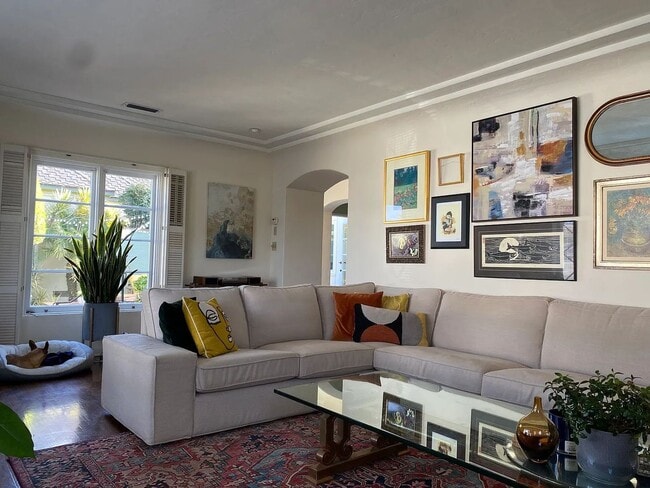 Photo - 4893 Niagara Ave