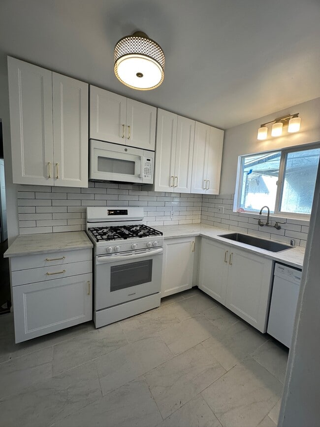 Photo - 2535 S Bundy Dr