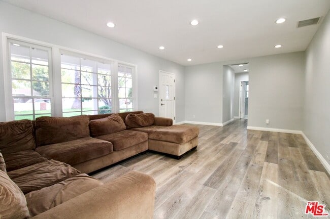 Photo - 8421 Darby Ave