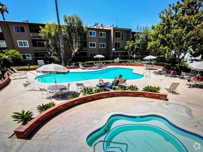 Building Photo - Second Floor Condo in Rossmoor Park Commun...