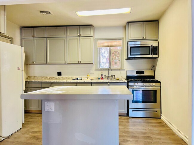 Photo - 18427 Bessemer St