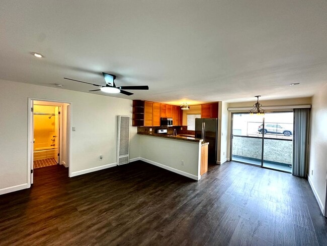 Gorgeous Remodeled 2 Beds + 2 Bath Condo i... - Gorgeous Remodeled 2 Beds + 2 Bath Condo i... Unit 226