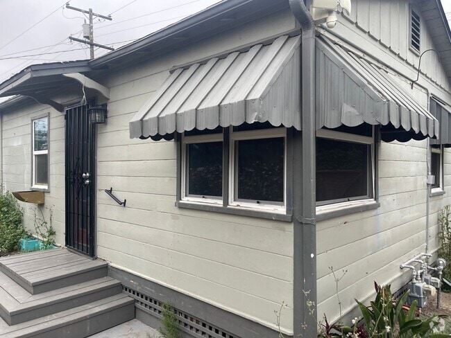 Building Photo - Updated 1 Bed, 1 Bath House in the Heart o...