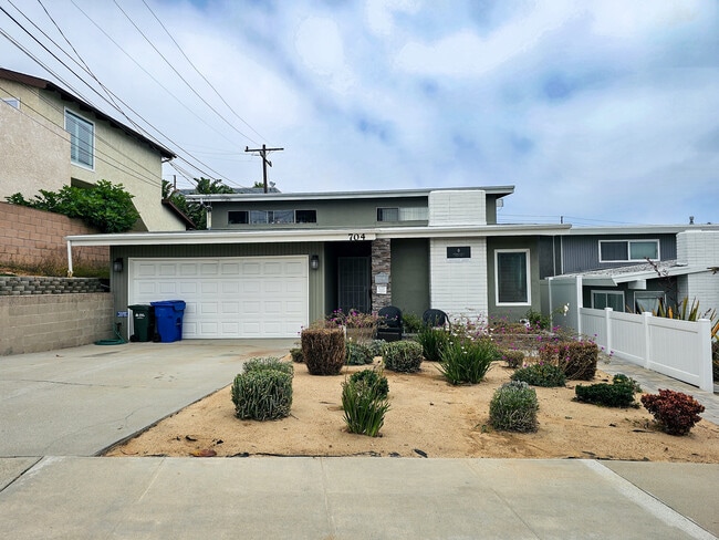 Building Photo - 704 N Paulina Ave