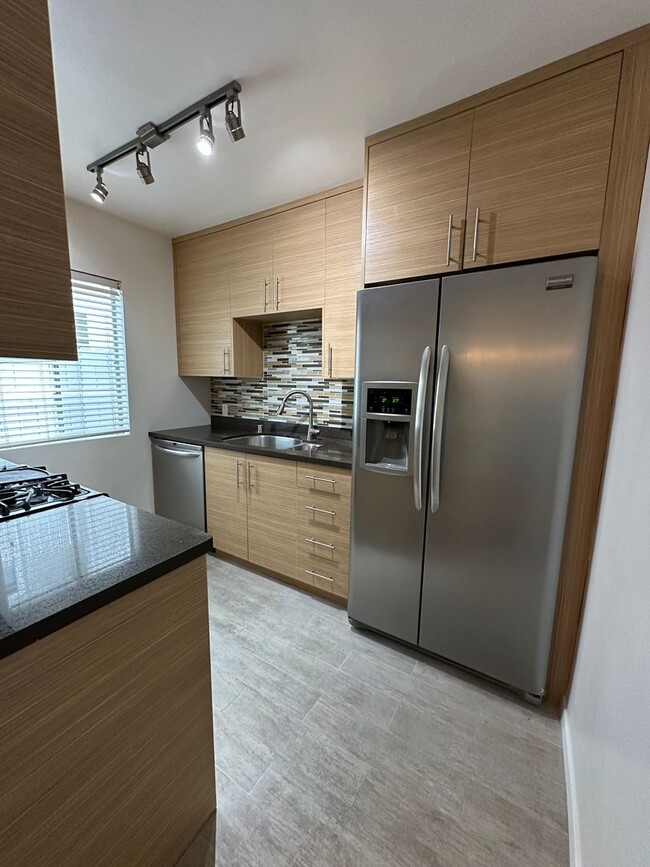 Available Now! 2 Bed 1 Bath in the Beautif... - Available Now! 2 Bed 1 Bath in the Beautif... Apartment Unit 01
