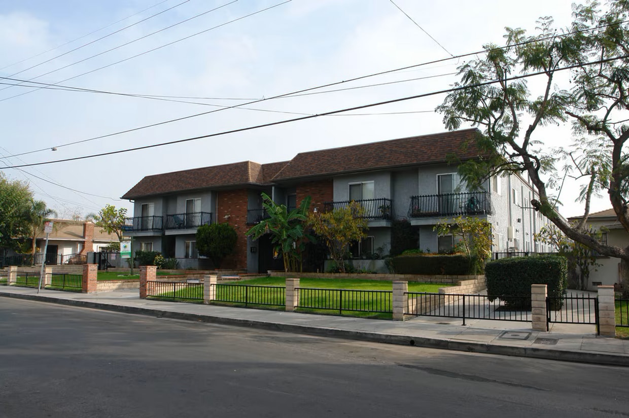Floor Plan - Centrally Located 2 Bed 1.5 Bath Apartment in N...