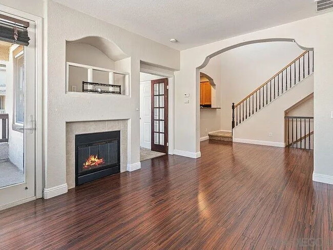Building Photo - Don't miss out! This beautiful spacious condo offers open floor plan, lot's of natural light, pr... Unit 5