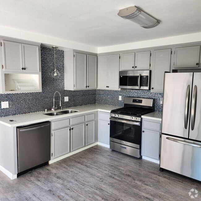 Building Photo - Tierrasanta 4 bedroom 2.5 bath townhouse w...