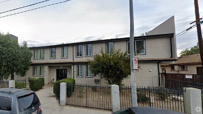 Building Photo - 14037 Oxnard St Rental