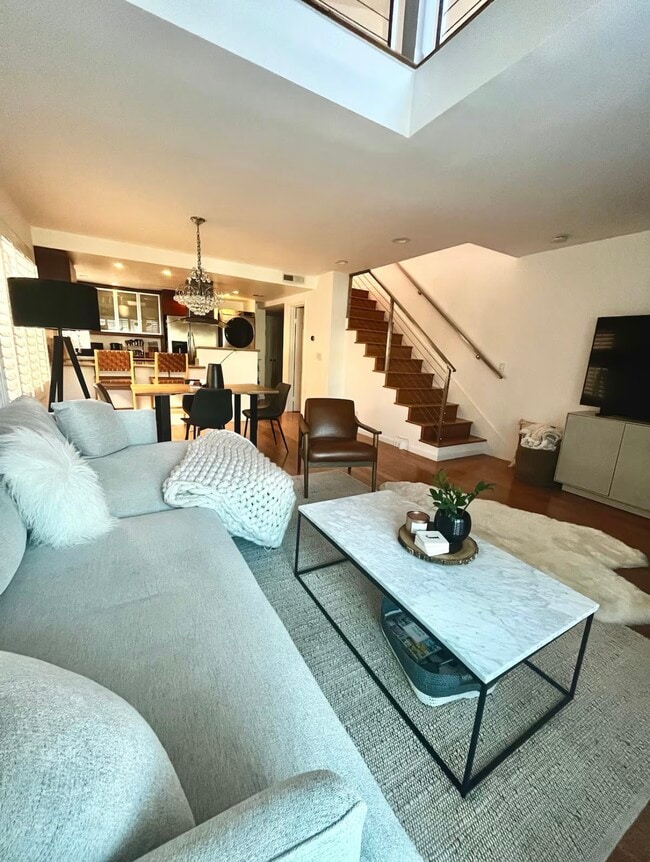 Building Photo - 10926 Bluffside Dr Unit Zen Loft Pool Parking