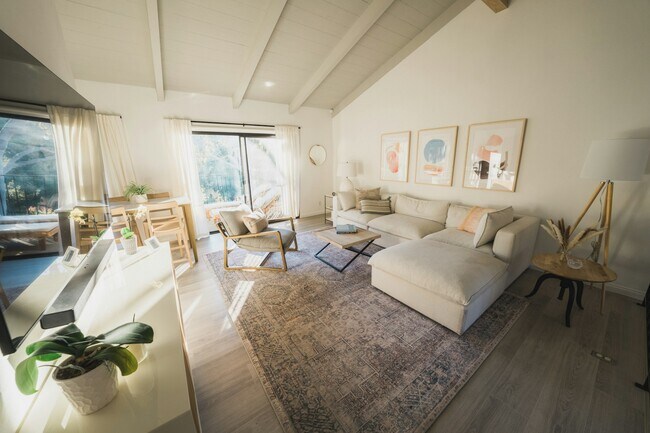 Photo - 1031 Miramonte Dr Unit 2